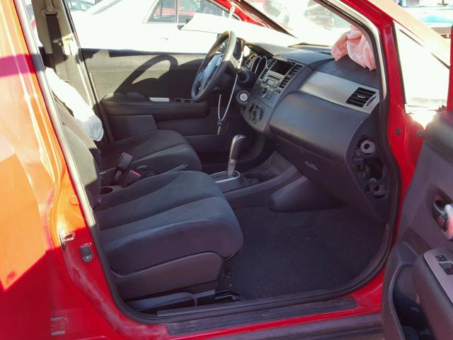 3N1BC1CP8AL444958 - 2010 NISSAN VERSA S RED photo 5