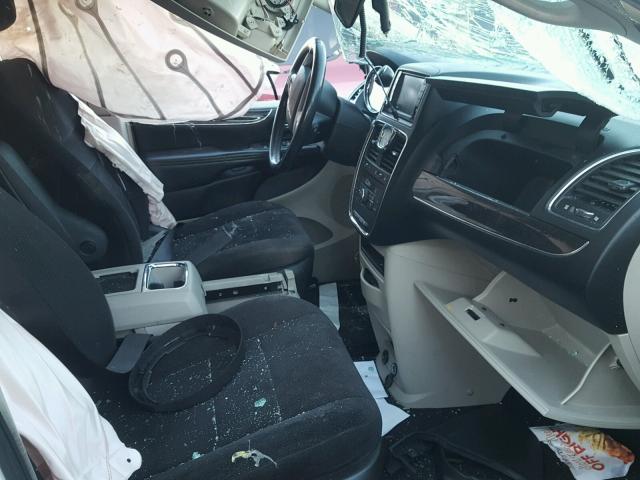 2A4RR5DG4BR665391 - 2011 CHRYSLER TOWN & COU WHITE photo 5