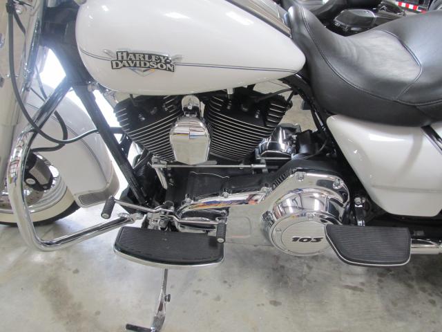 1HD1FRM15CB682181 - 2012 HARLEY-DAVIDSON FLHRC ROAD WHITE photo 3
