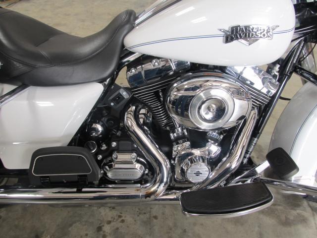 1HD1FRM15CB682181 - 2012 HARLEY-DAVIDSON FLHRC ROAD WHITE photo 4