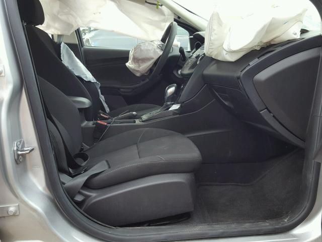 1FADP3F28GL245621 - 2016 FORD FOCUS SE SILVER photo 5