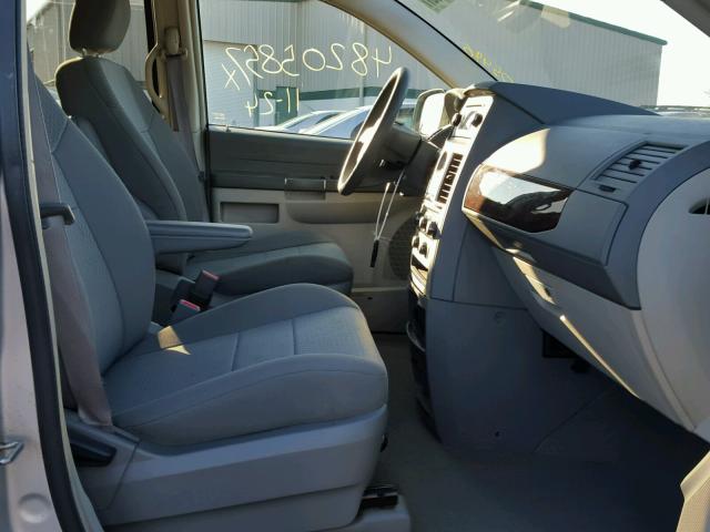 2A4RR4DEXAR132632 - 2010 CHRYSLER TOWN & COU GRAY photo 5