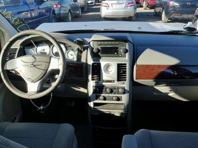 2A4RR4DEXAR132632 - 2010 CHRYSLER TOWN & COU GRAY photo 9