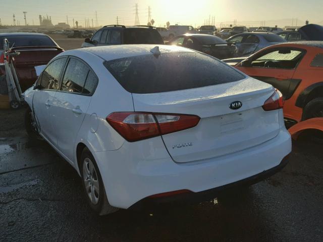 KNAFK4A67G5517336 - 2016 KIA FORTE LX WHITE photo 3