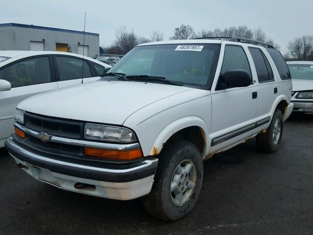 1GNDT13W7Y2348626 - 2000 CHEVROLET BLAZER WHITE photo 2