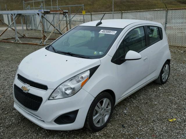 KL8CD6S95FC736173 - 2015 CHEVROLET SPARK 1LT Белый фото 2