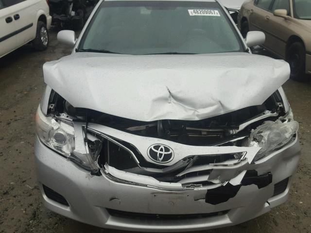 4T1BF3EK4BU696209 - 2011 TOYOTA CAMRY BASE SILVER photo 9