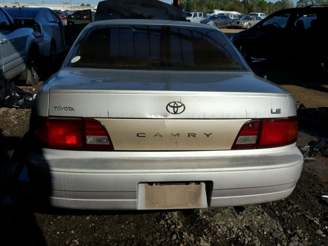 4T1BG12K3TU817920 - 1996 TOYOTA CAMRY DX SILVER photo 9