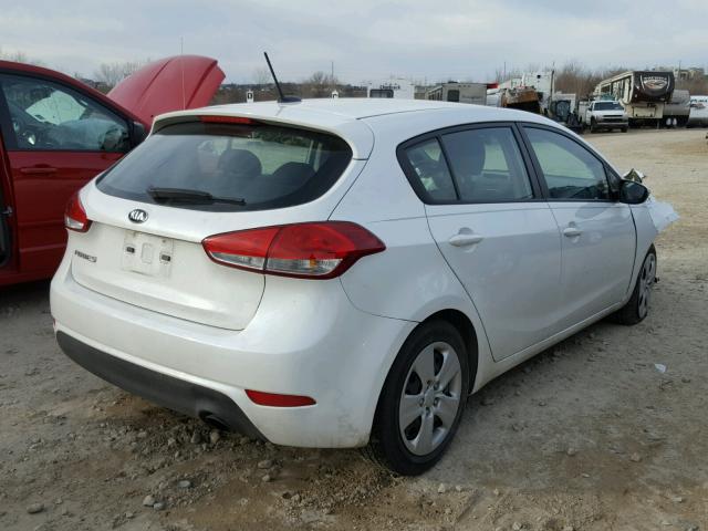 KNAFK5A83G5591845 - 2016 KIA FORTE LX WHITE photo 4