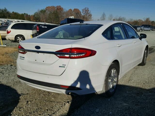 3FA6P0HD6HR332295 - 2017 FORD FUSION SE WHITE photo 4