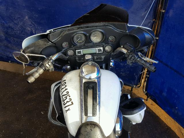 1HD1FCM14CB639674 - 2012 HARLEY-DAVIDSON FLHTCU ULT WHITE photo 5