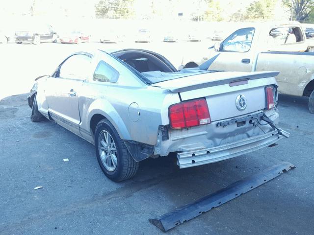 1ZVHT80NX85146762 - 2008 FORD MUSTANG SILVER photo 3