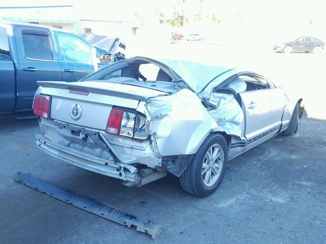 1ZVHT80NX85146762 - 2008 FORD MUSTANG SILVER photo 4