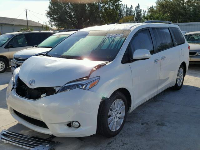 5TDYK3DC1FS569545 - 2015 TOYOTA SIENNA XLE WHITE photo 2