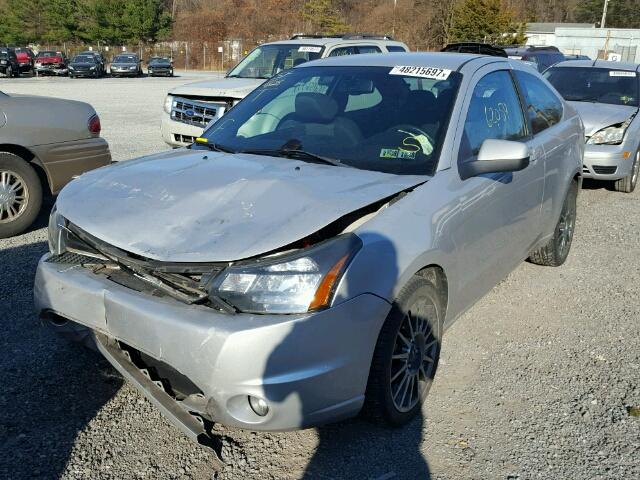 1FAHP33N49W199058 - 2009 FORD FOCUS SES SILVER photo 2