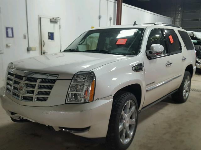 1GYS4EEJ2CR270286 - 2012 CADILLAC ESCALADE H WHITE photo 2