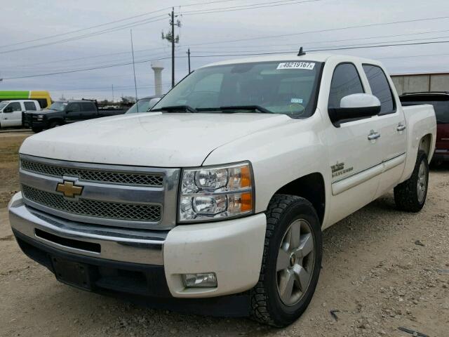 3GCPCSE01BG320419 - 2011 CHEVROLET SILVERADO WHITE photo 2