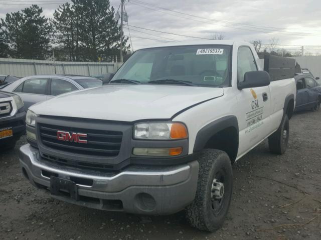 1GTHC24U06E201928 - 2006 GMC SIERRA C25 WHITE photo 2