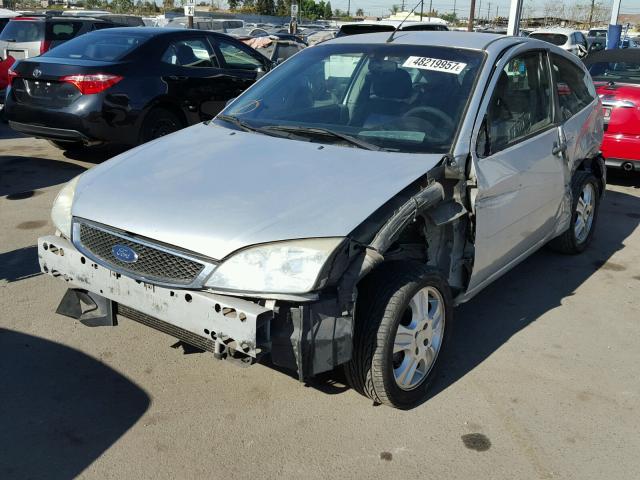 1FAFP31N46W244828 - 2006 FORD FOCUS ZX3 SILVER photo 2