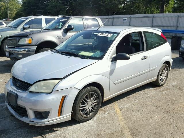 1FAFP31N86W227627 - 2006 FORD FOCUS ZX3 SILVER photo 2