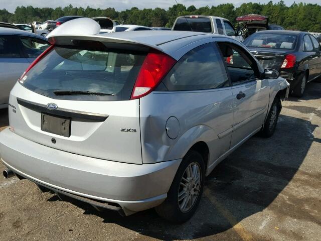 1FAFP31N86W227627 - 2006 FORD FOCUS ZX3 SILVER photo 4