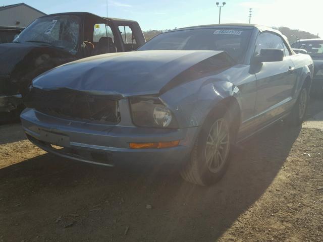 1ZVFT84N955256568 - 2005 FORD MUSTANG BLUE photo 2