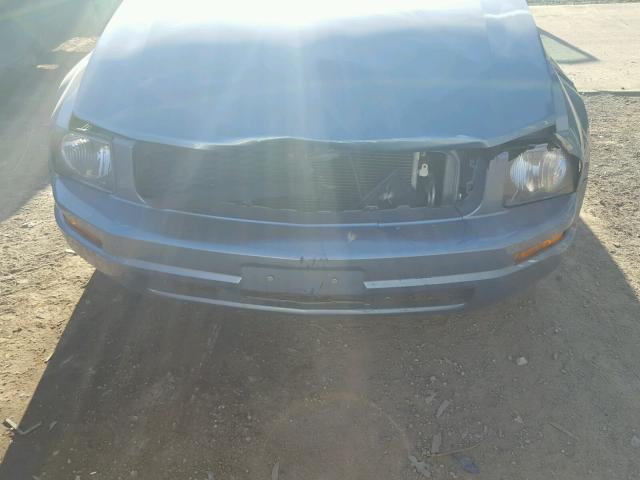 1ZVFT84N955256568 - 2005 FORD MUSTANG BLUE photo 7