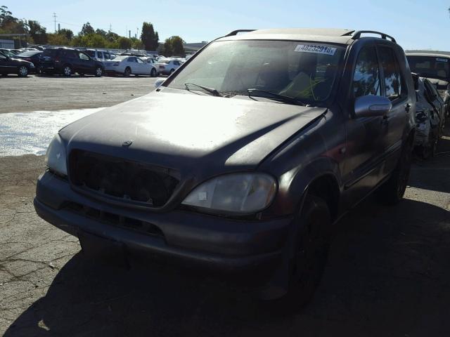 4JGAB72E6YA154147 - 2000 MERCEDES-BENZ ML 430 黑色 照片 2