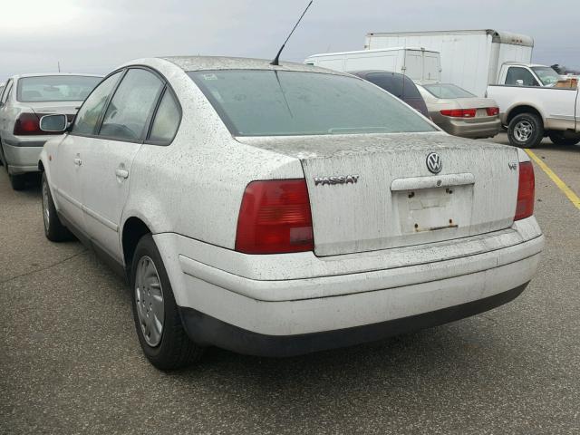 WVWMD63BXXE106085 - 1999 VOLKSWAGEN PASSAT GLS WHITE photo 3