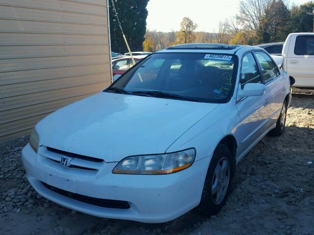 1HGCG1650WA069549 - 1998 HONDA ACCORD EX WHITE photo 2