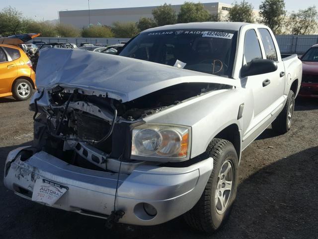 1D7HE48N26S646641 - 2006 DODGE DAKOTA QUA SILVER photo 2