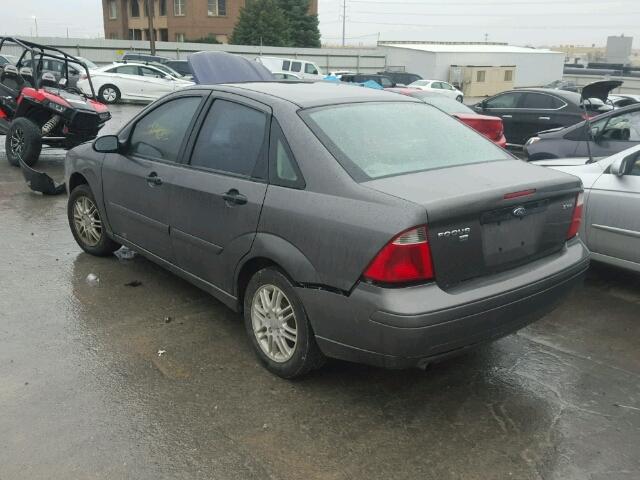 1FAFP34N75W296125 - 2005 FORD FOCUS ZX4 GRAY photo 3