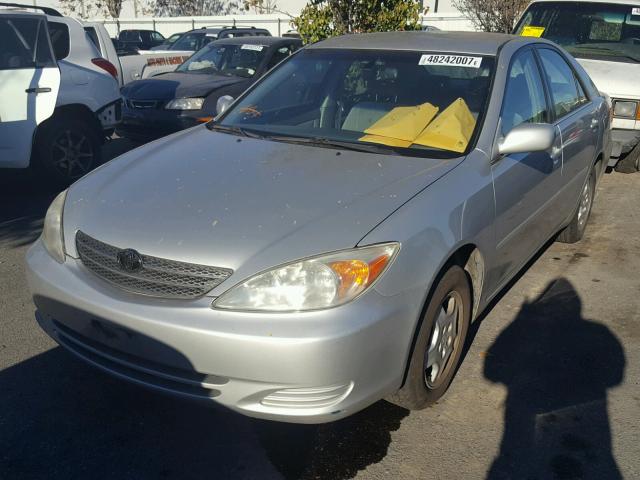 4T1BF30K52U518185 - 2002 TOYOTA CAMRY LE SILVER photo 2