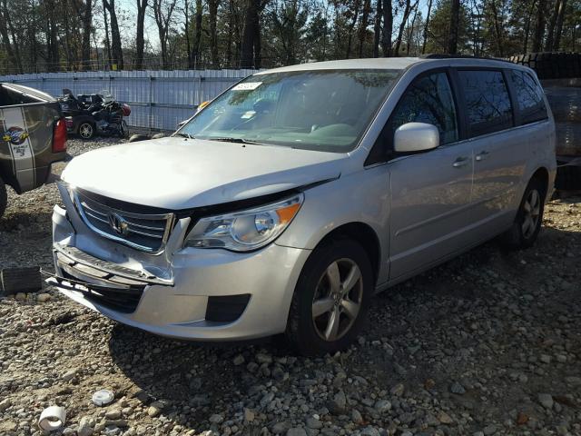 2V4RW3DG0BR626208 - 2011 VOLKSWAGEN ROUTAN SE GRAY photo 2