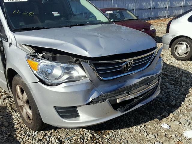 2V4RW3DG0BR626208 - 2011 VOLKSWAGEN ROUTAN SE GRAY photo 9