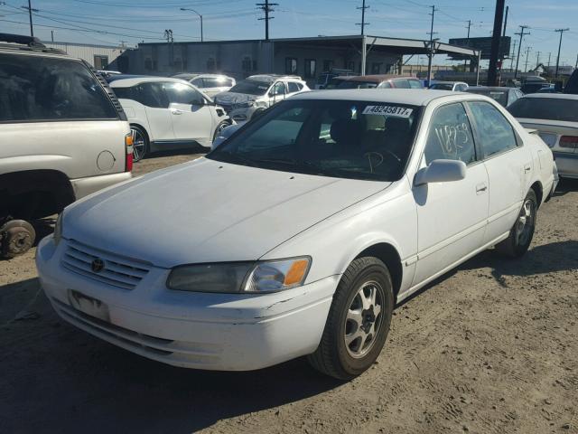 JT2BG22K1W0146388 - 1998 TOYOTA CAMRY CE WHITE photo 2