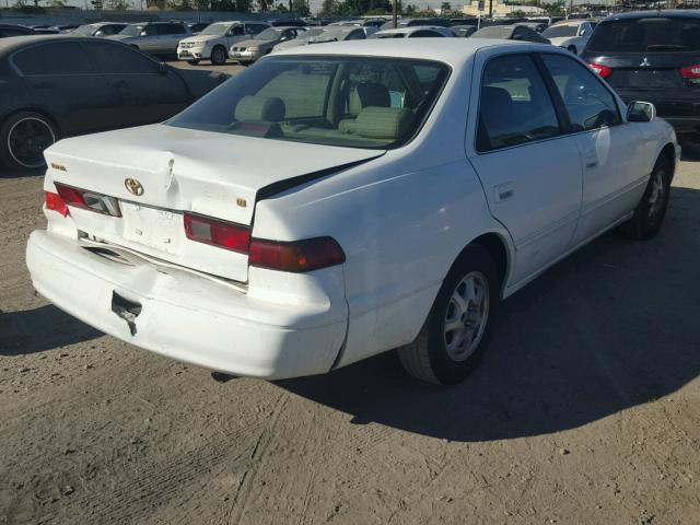 JT2BG22K1W0146388 - 1998 TOYOTA CAMRY CE WHITE photo 4