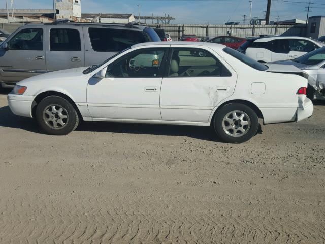 JT2BG22K1W0146388 - 1998 TOYOTA CAMRY CE WHITE photo 9