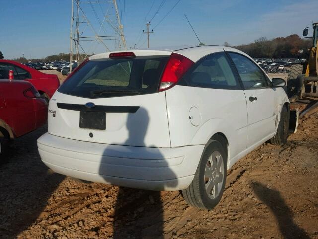 1FAHP31N27W293133 - 2007 FORD FOCUS ZX3 WHITE photo 4