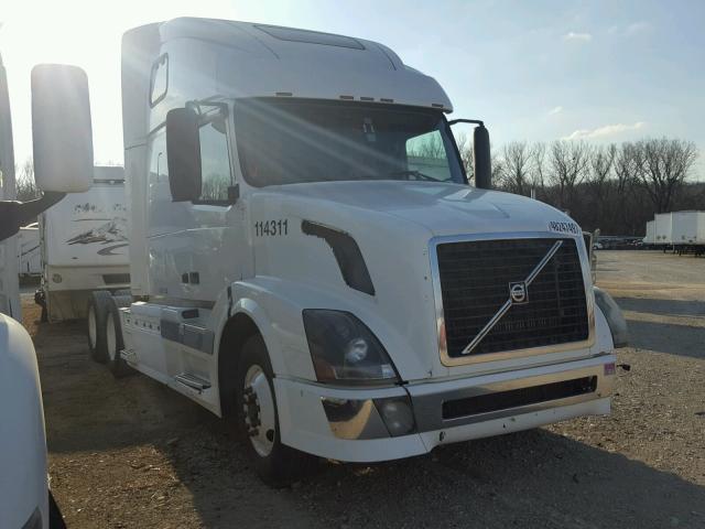 4V4NC9TH16N393848 - 2006 VOLVO VN VNL WHITE photo 1