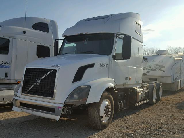 4V4NC9TH16N393848 - 2006 VOLVO VN VNL WHITE photo 2