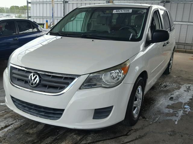 2V4RW4DG0BR626084 - 2011 VOLKSWAGEN ROUTAN S WHITE photo 2