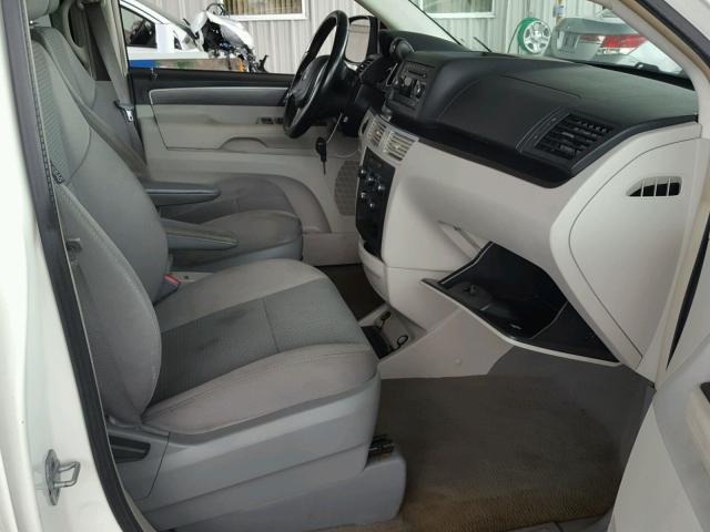 2V4RW4DG0BR626084 - 2011 VOLKSWAGEN ROUTAN S WHITE photo 5