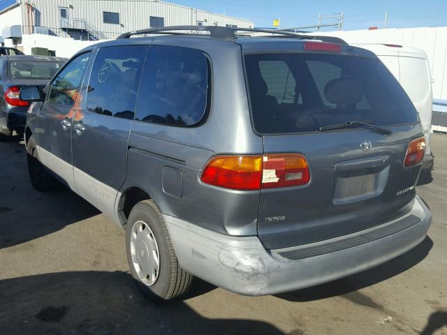 4T3ZF13C2WU025214 - 1998 TOYOTA SIENNA LE GRAY photo 3