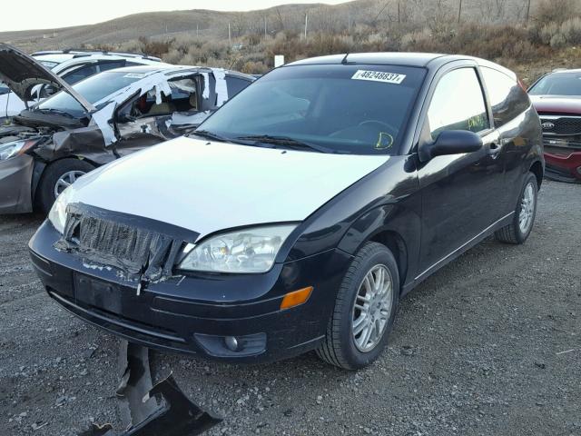 1FAFP31N76W185287 - 2006 FORD FOCUS ZX3 BLACK photo 2