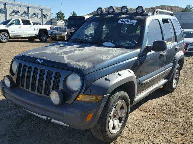 1J4GL38KX5W543920 - 2005 JEEP LIBERTY RE GREEN photo 2