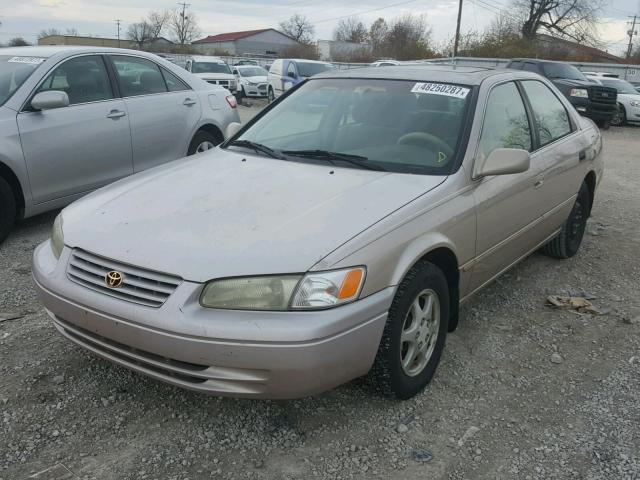 4T1BG22K4WU193555 - 1998 TOYOTA CAMRY CE BEIGE photo 2