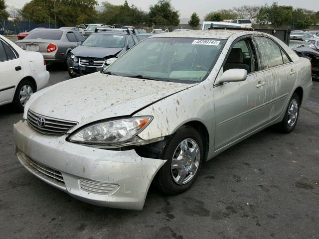 JTDBE32K853023834 - 2005 TOYOTA CAMRY LE SILVER photo 2