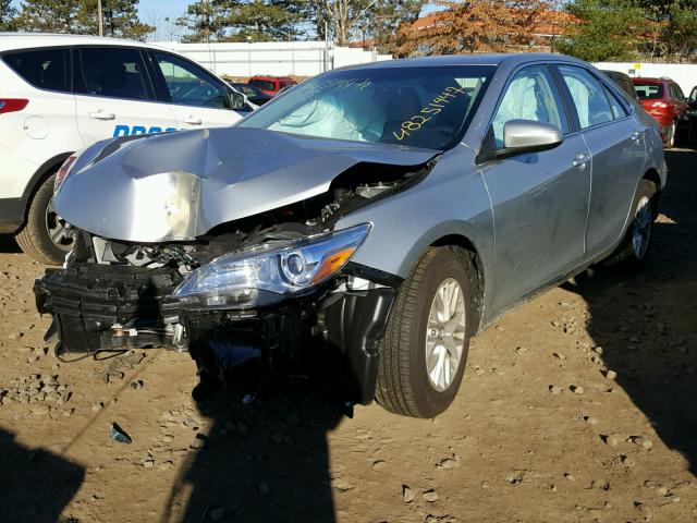 4T1BF1FK5HU308612 - 2017 TOYOTA CAMRY LE 灰色 照片 2