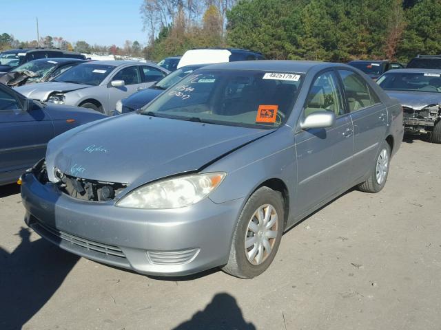 4T1BE32K25U955226 - 2005 TOYOTA CAMRY LE SILVER photo 2